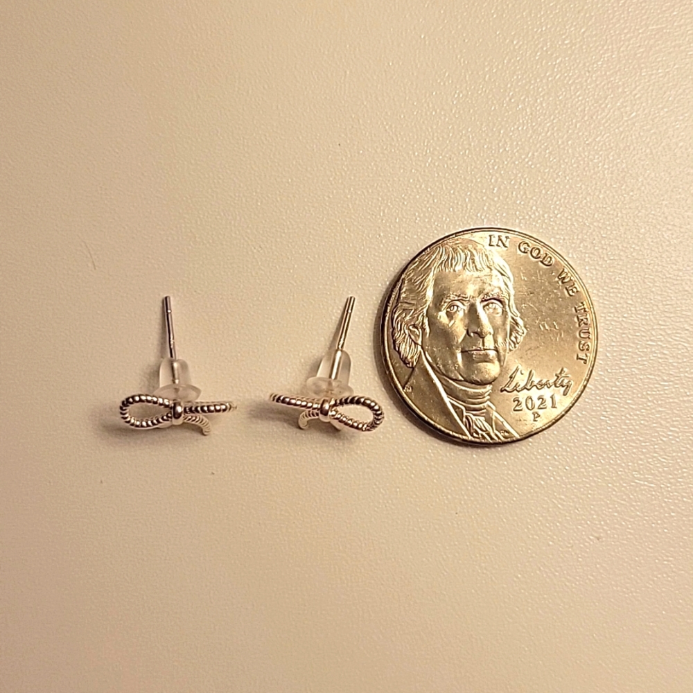 ADORABLE BOW STUDS! - Picture 3 of 3